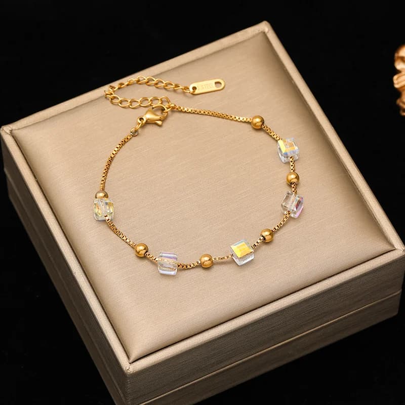 Armband aus Edelstahl mit dünnen farbigen Steinanhängern