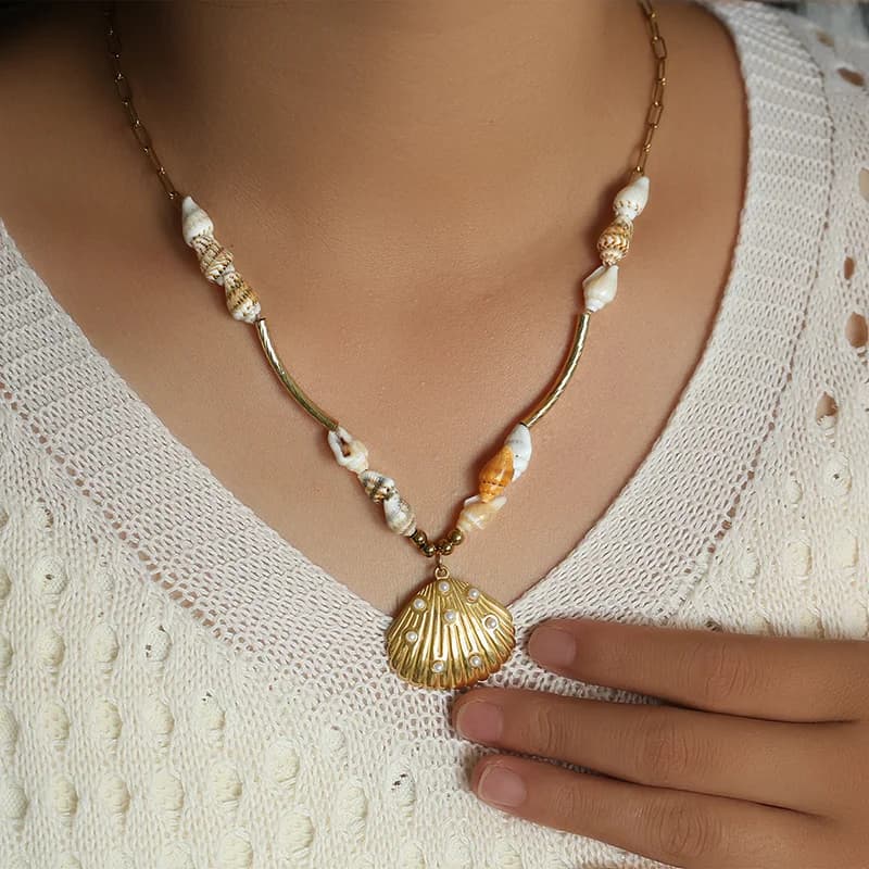 Anhänger-Halskette mit Seestern-, Muschel- und Sonnendesign in Gold