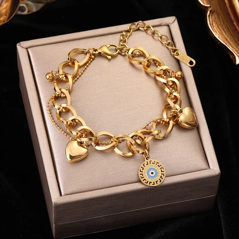 Goldfarbenes mehrreihiges Charm-Armband