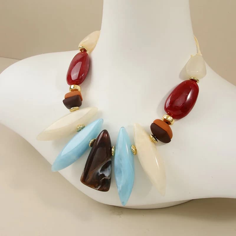 Oversize Harz-Collier mit unregelmäßiger Form