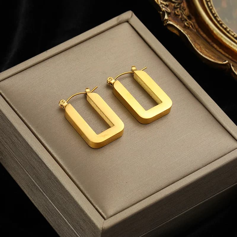 Goldfarbene Hohl-Hoop-Huggie-Ohrstecker