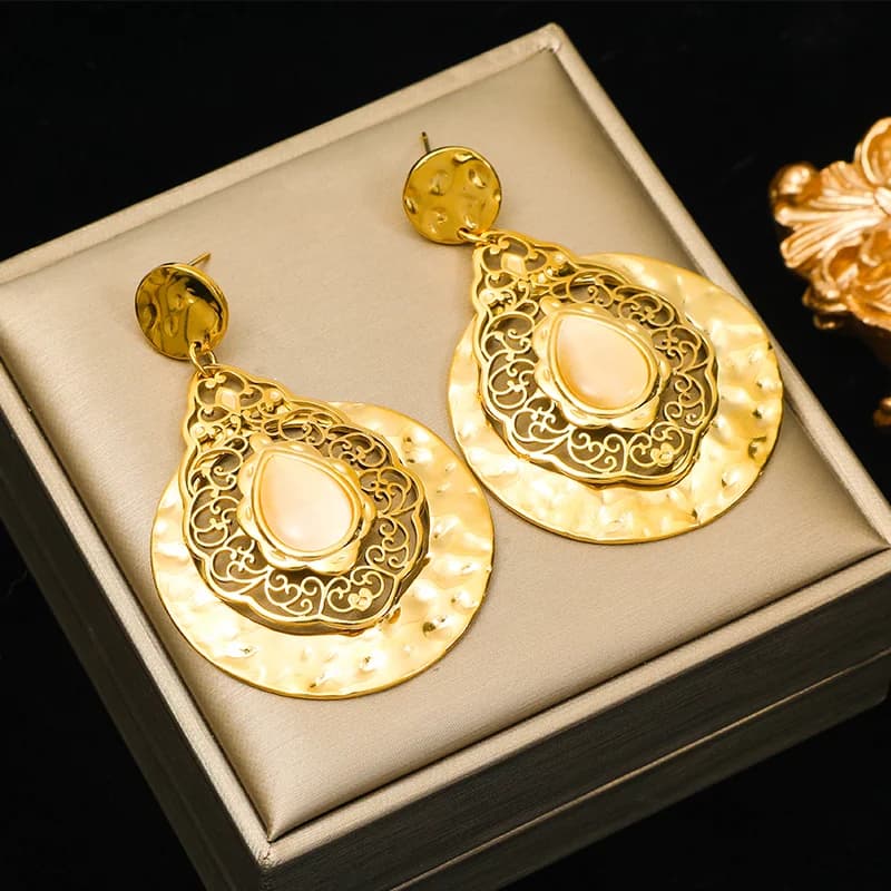 Goldene geometrische Hängeohrringe
