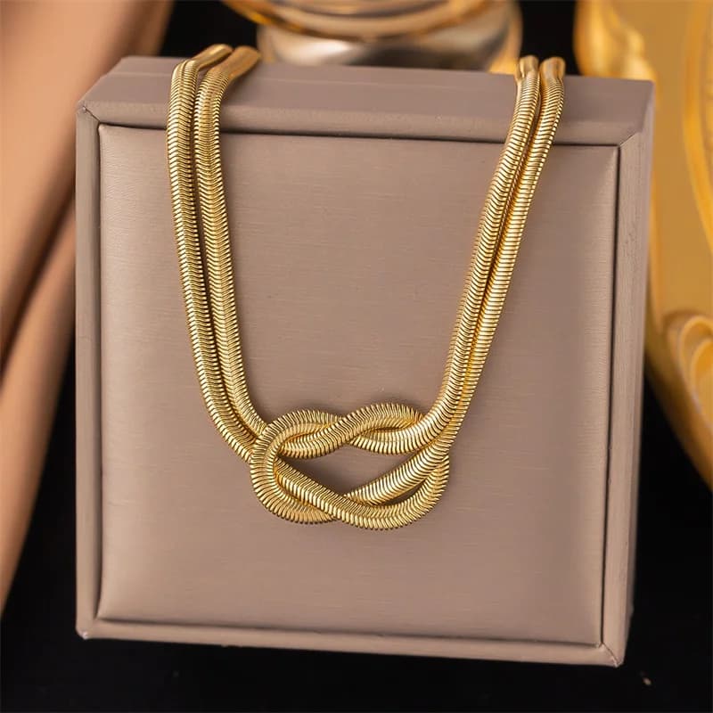 Goldfarbene Schlangenknoten-Halskette und Armband-Set