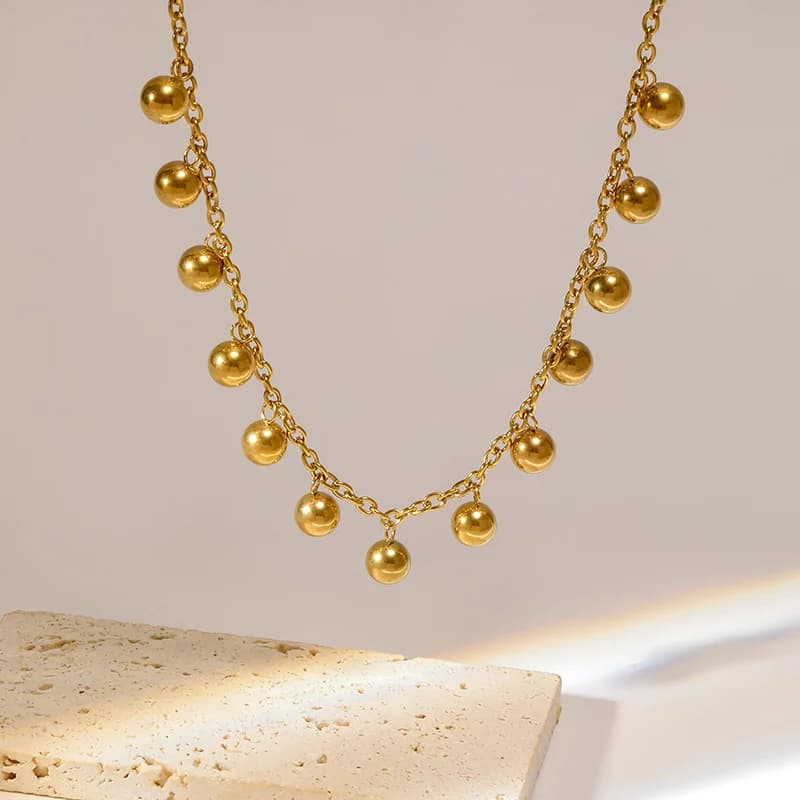 Goldene Kugelanhänger-Halskette (Choker-Stil)