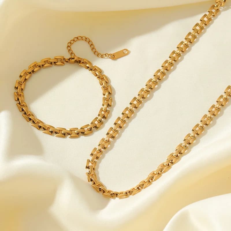 Goldfarbenes Halsketten- und Armband-Set mit geometrischer Kette
