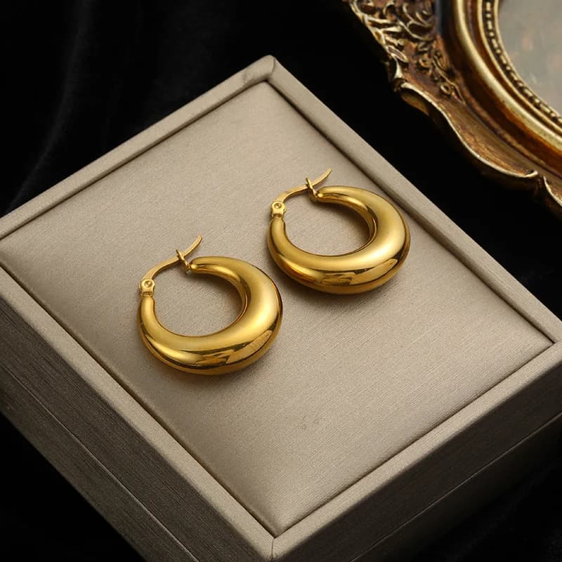 Steckohrringe in geometrischer Herzform, Goldfarben