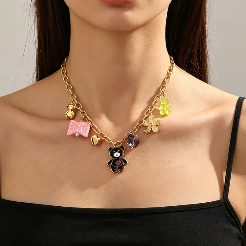 Anhängerhalskette mit mehreren Charms, 18K Gold PVD