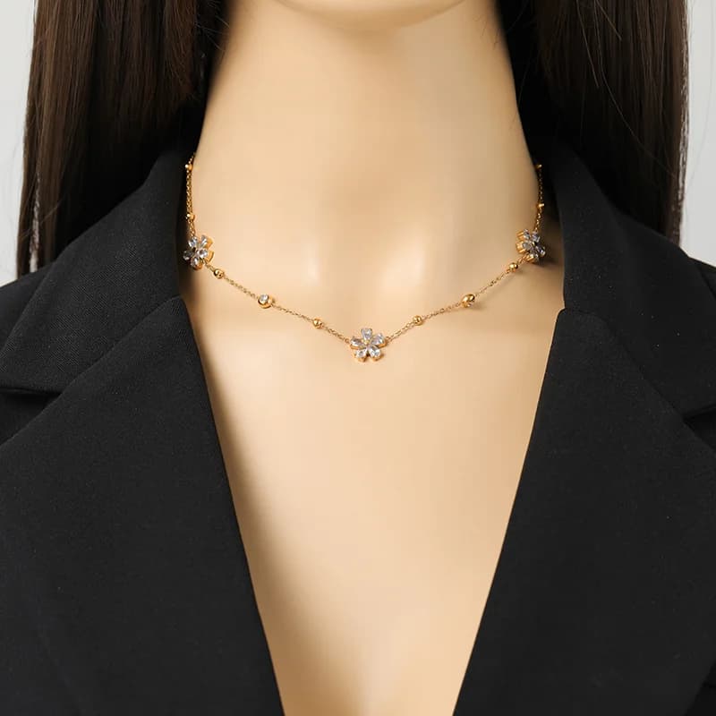 Schmuckset mit Blümchen und weißen Zirkonia