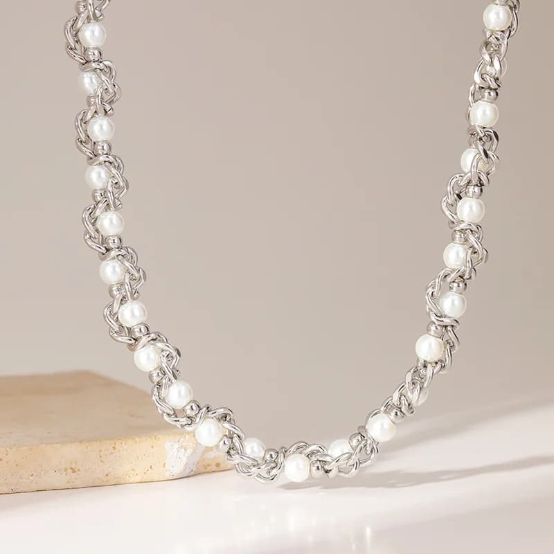 Silberfarbene Perlenkette als Choker-Halskette