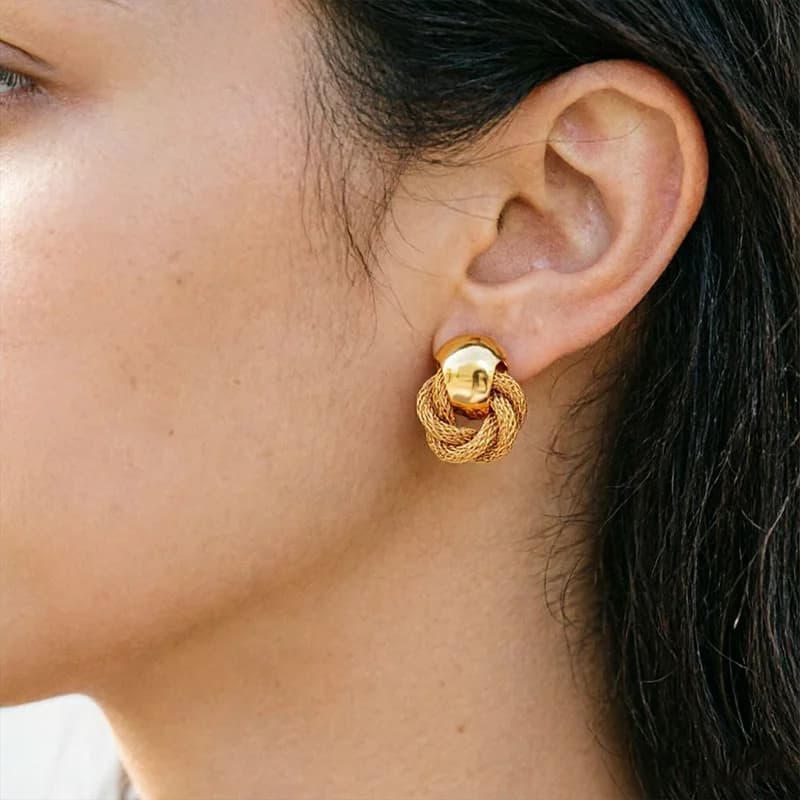 Kleine goldfarbene Ohrstecker