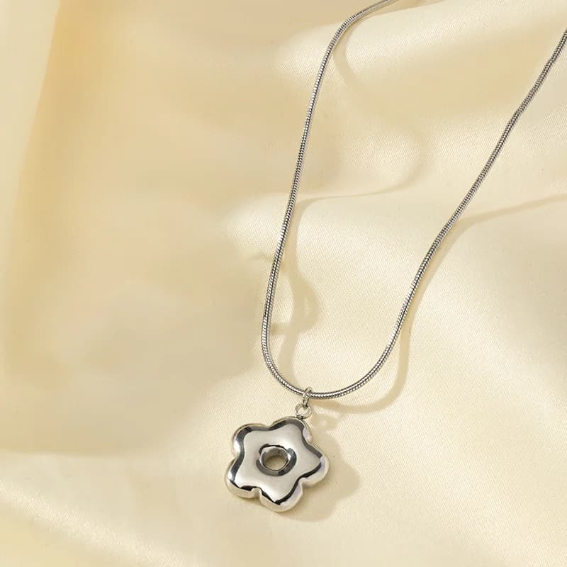 Goldfarbenes Blumen-Halsketten- und Ohrring-Set