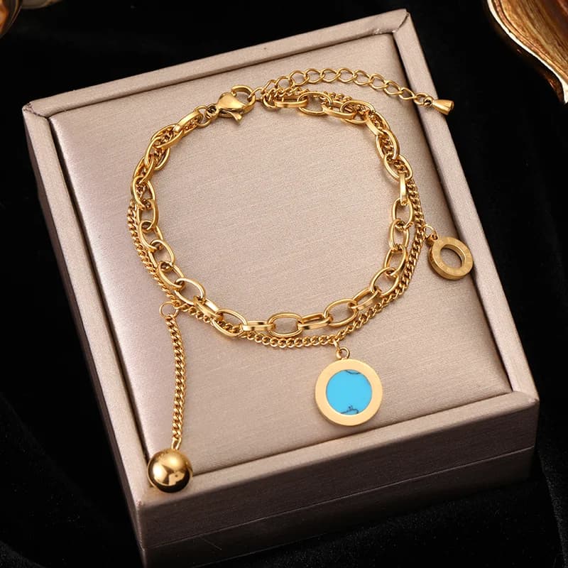 Goldfarbenes mehrreihiges Charm-Armband
