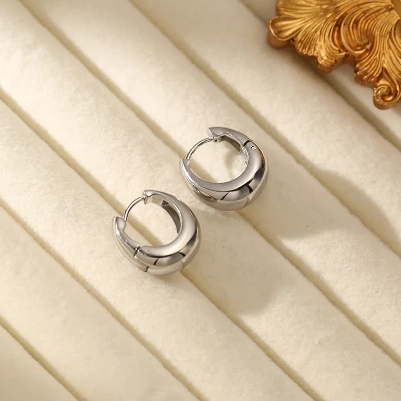 Silberfarbene Herz-Ohrstecker im Hoop-Stil