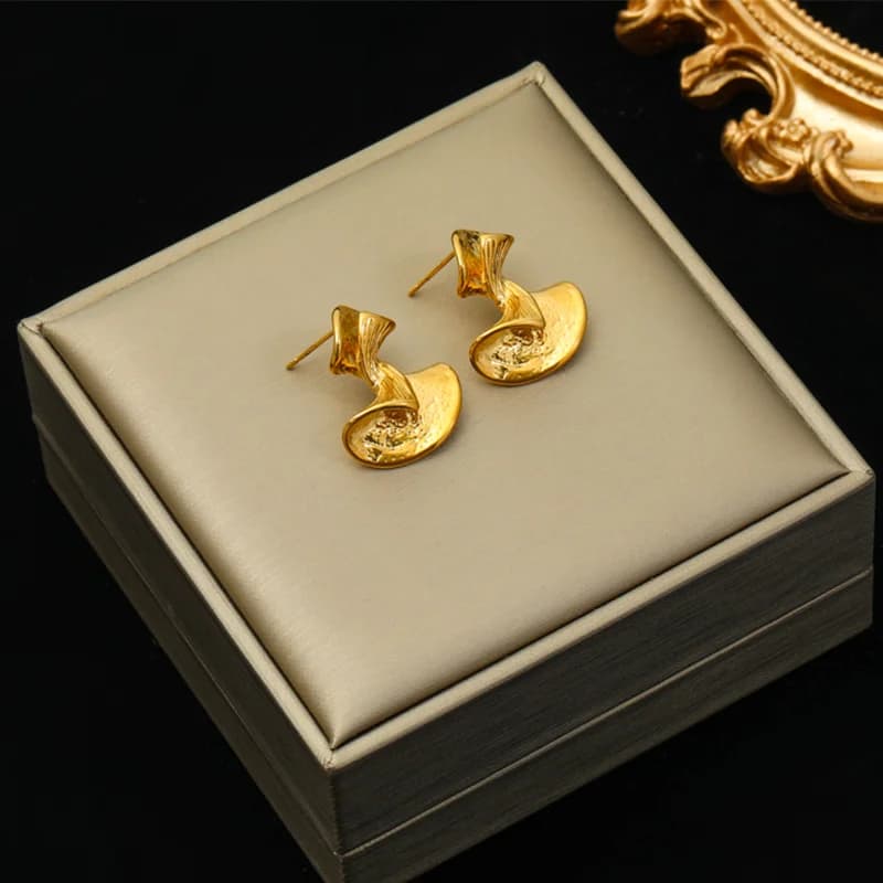 Kleine goldfarbene Ohrstecker
