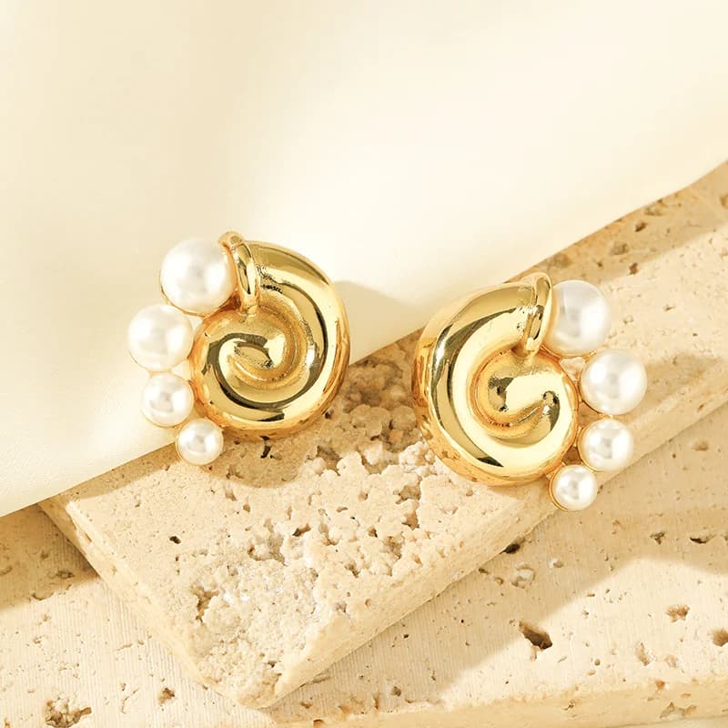 Perlen-Conch-Anhänger-Ohrstecker, 18K vergoldet