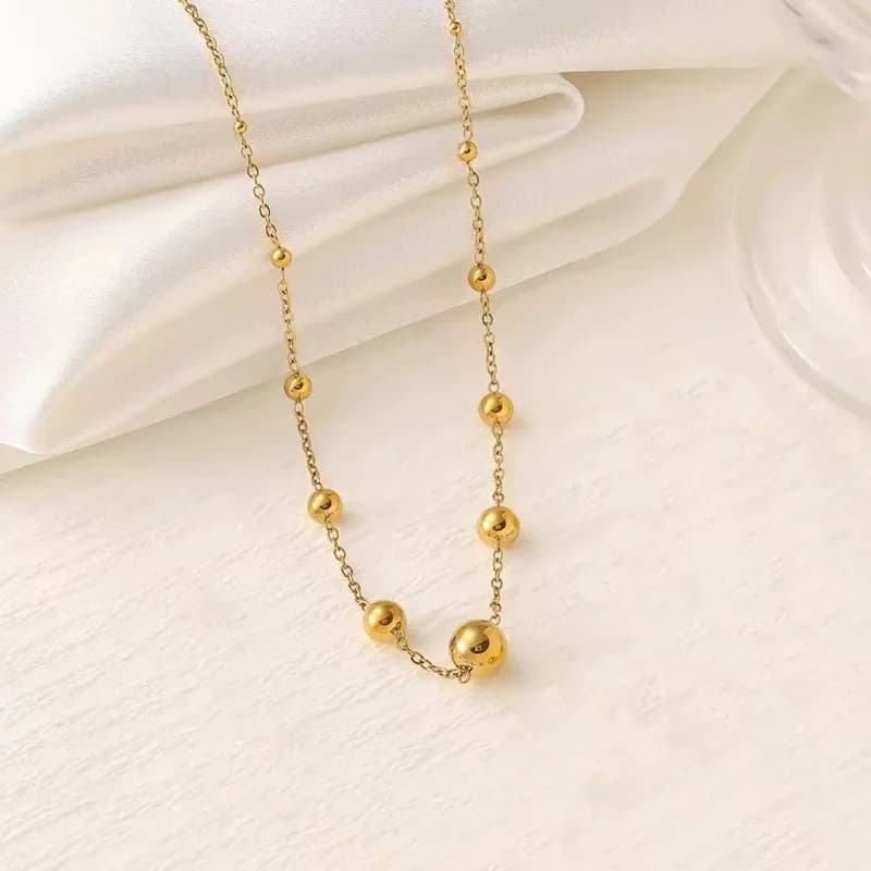 Dickes Halsband mit Goldkugeln
