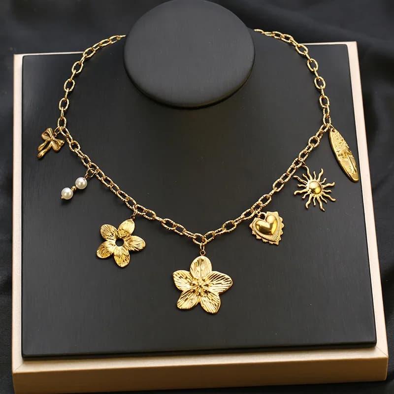 Goldfarbene Blumen-Anhänger-Kette