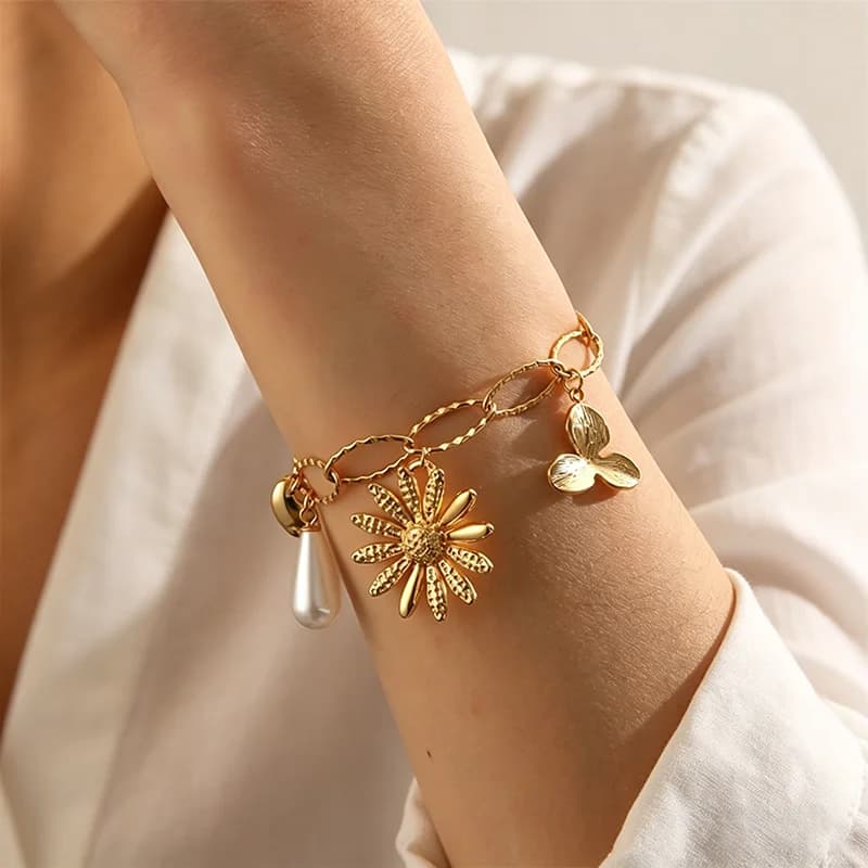 Herringbone-Armband mit Blumen & Perlen-Charm, 18K Gold