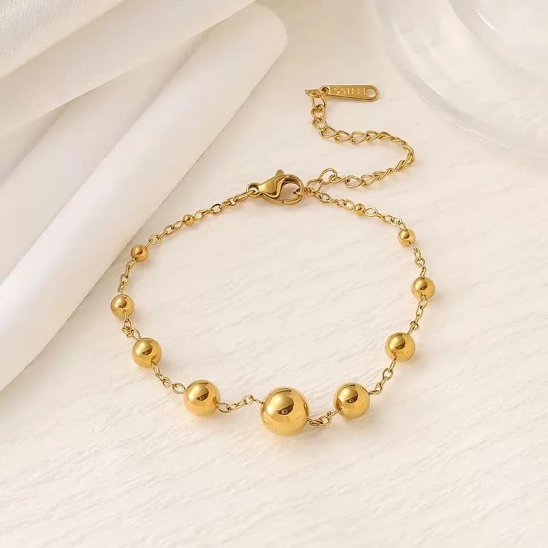 Goldene Gliederarmkette mit Perlen
