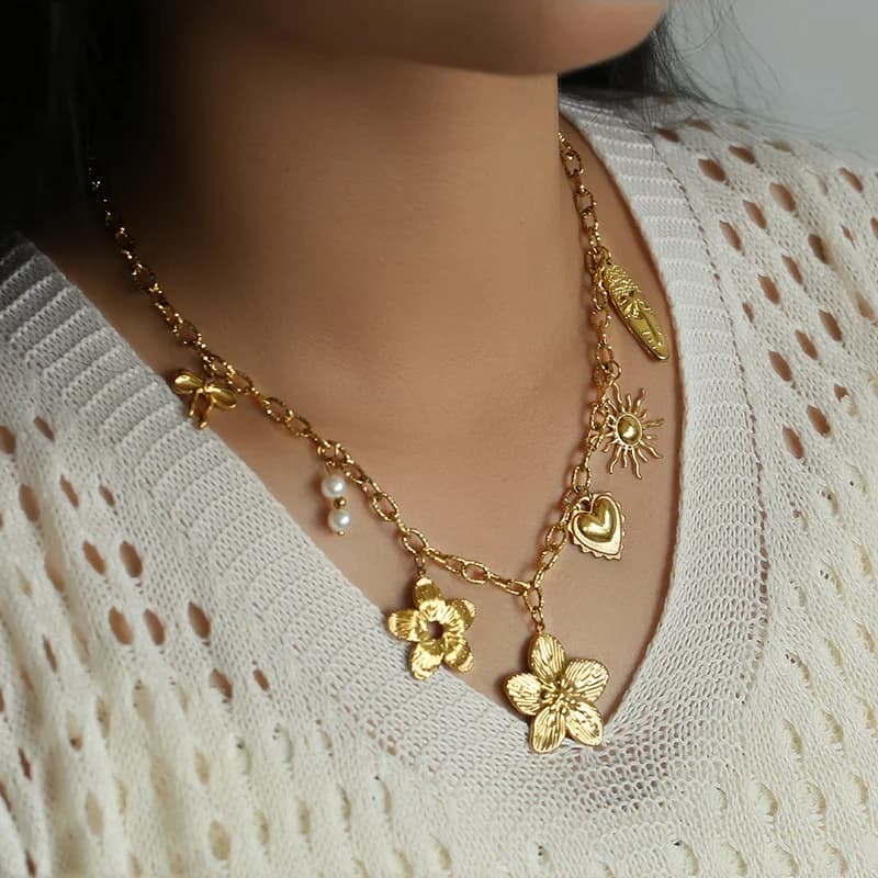 Goldfarbene Blumen-Anhänger-Kette