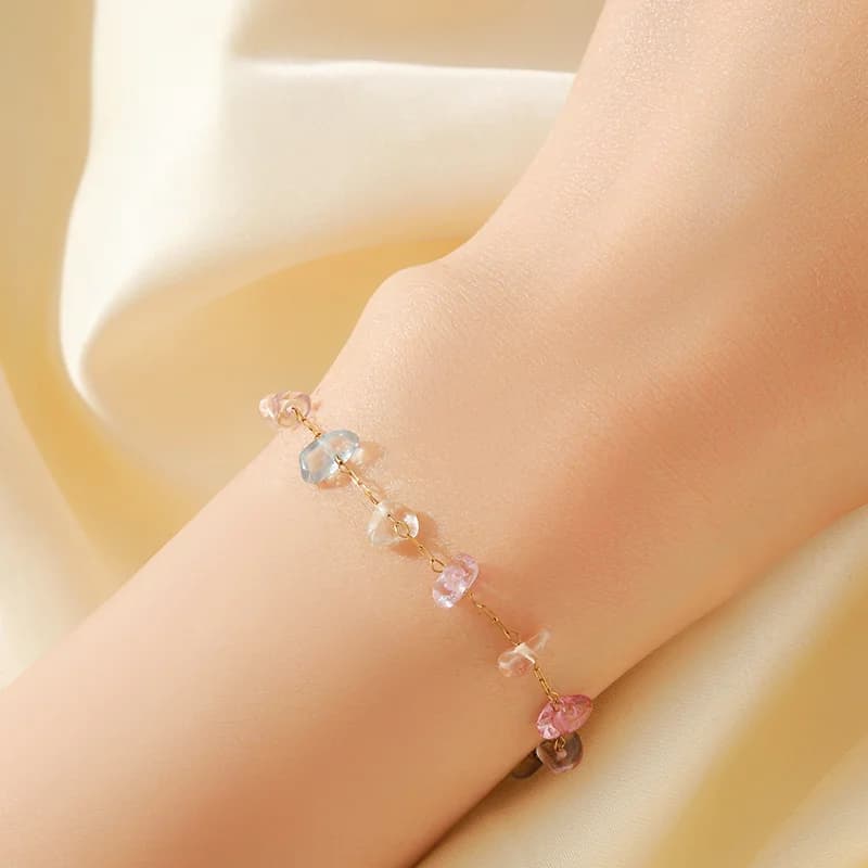 Armband aus Edelstahl mit dünnen farbigen Steinanhängern