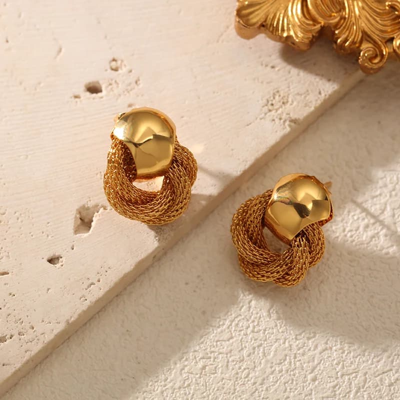 Kleine goldfarbene Ohrstecker