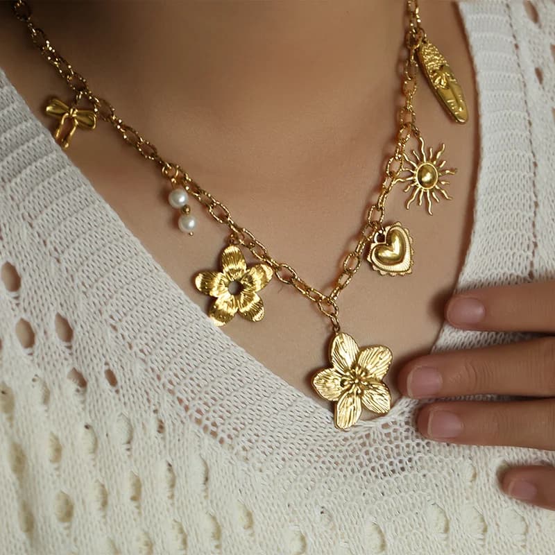 Goldfarbene Blumen-Anhänger-Kette