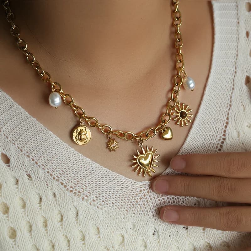 Anhänger-Halskette mit Seestern-, Muschel- und Sonnendesign in Gold