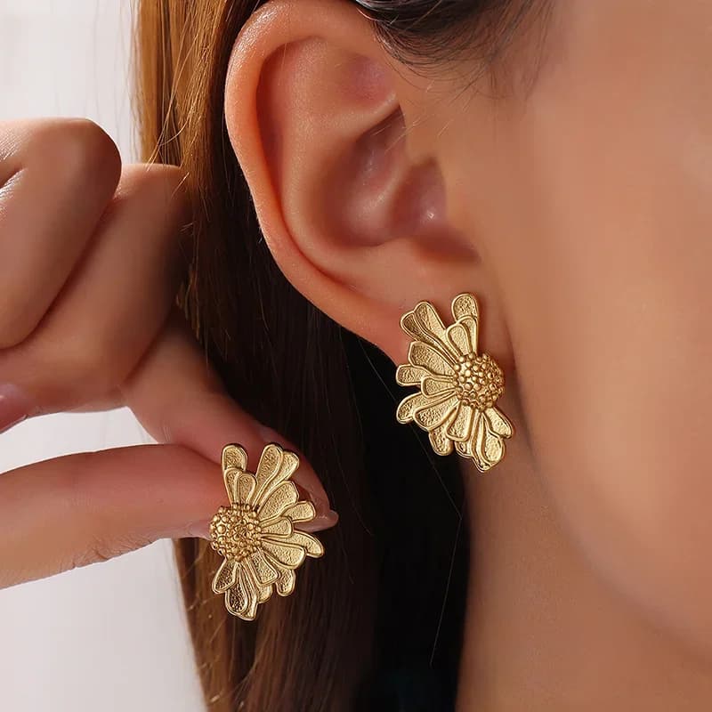 Goldfarbene Blumen-Pflanzen-Stud- und Hängerohrringe
