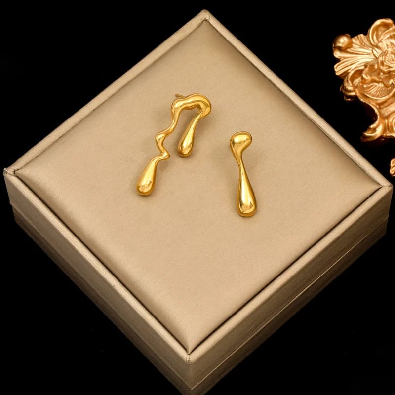 Goldene lange hängende Ohrringe aus Edelstahl