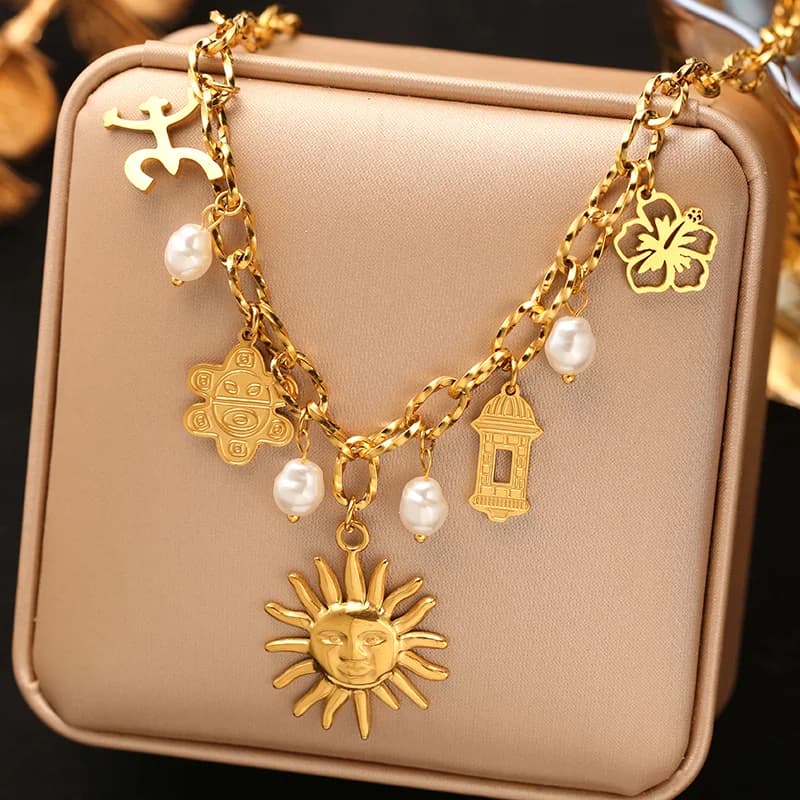 Anhängerhalskette mit mehreren Charms, 18K Gold PVD