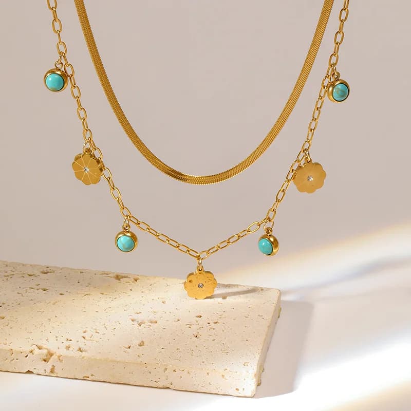 Mehrlagiges Anhänger-Collier mit grünen Steinen