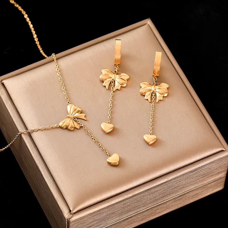 Set aus Halskette und Ohrringen mit Stern-, Blumen- und Bärenmotiv