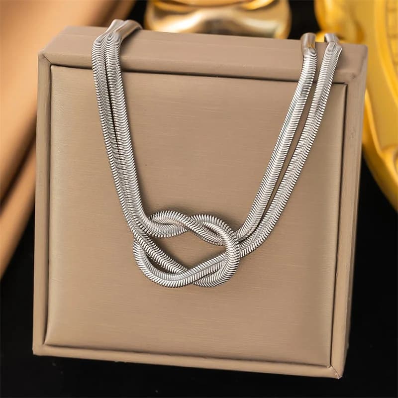 Goldfarbene Schlangenknoten-Halskette und Armband-Set