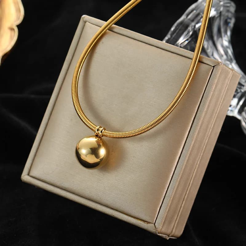 Goldfarbenes Choker-Halsband mit hohlen Kugelbeads