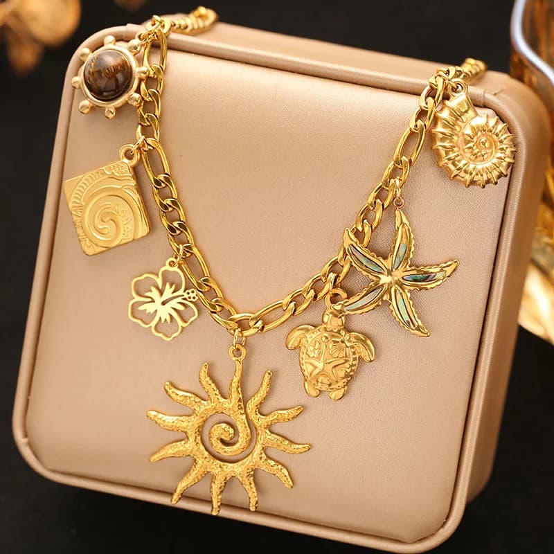Anhängerhalskette mit mehreren Charms, 18K Gold PVD