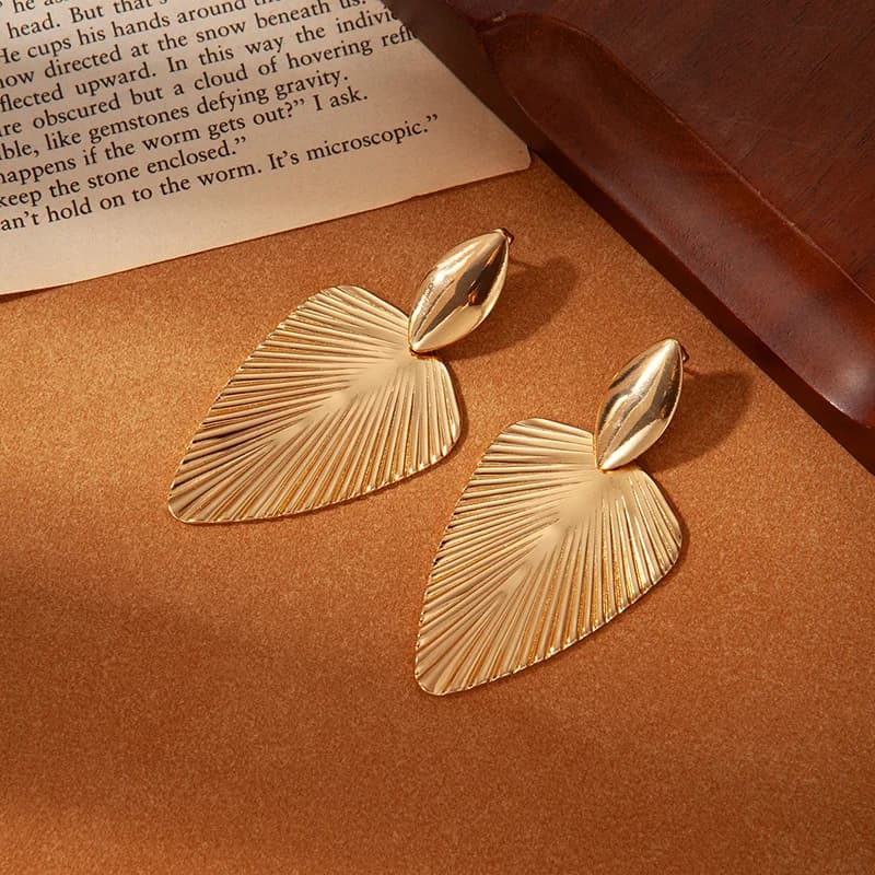Goldene Federn- und Blatt-Hängeohrringe