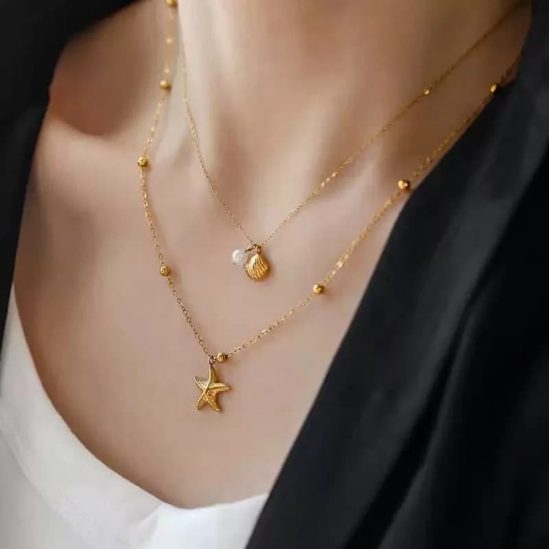 Doppelkettiges Anhänger-Halsband mit Seestern- und Muschel-Motiv, Gold