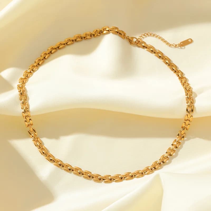Goldfarbenes Halsketten- und Armband-Set mit geometrischer Kette