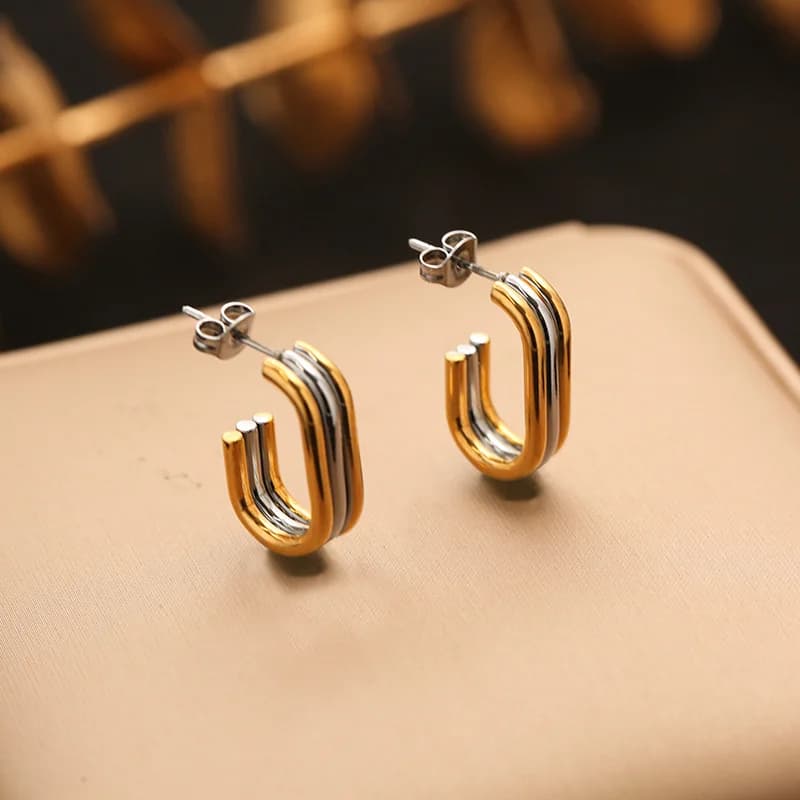 Silberfarbene Herz-Ohrstecker im Hoop-Stil