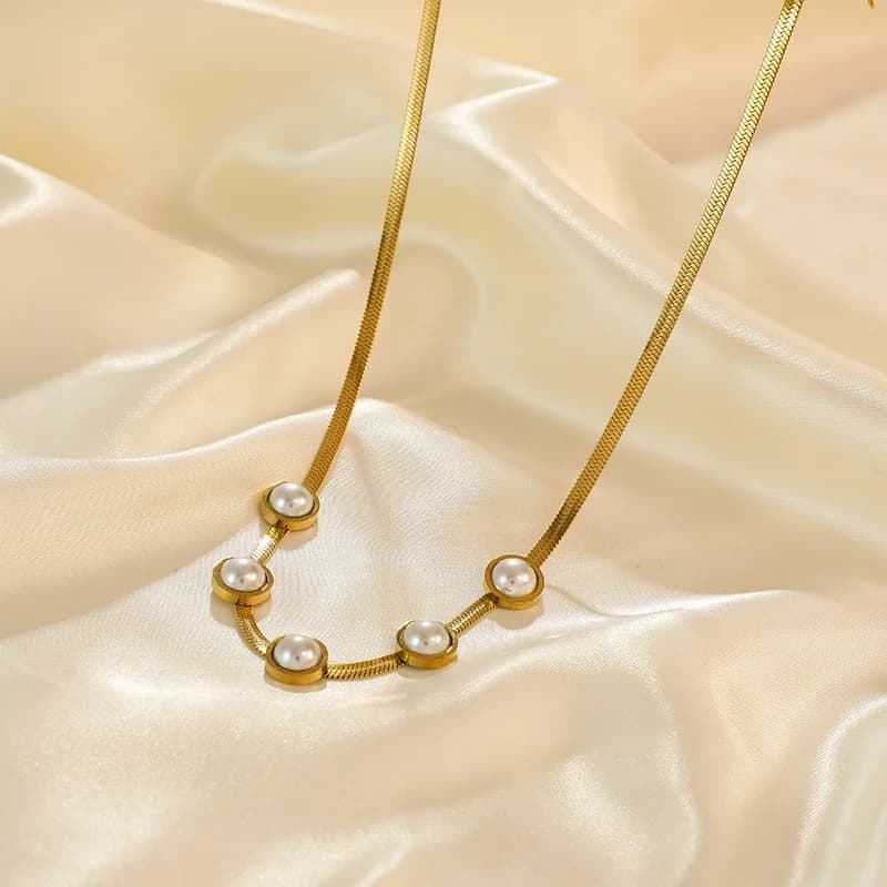 Goldfarbene Choker-Halskette mit runder Perle