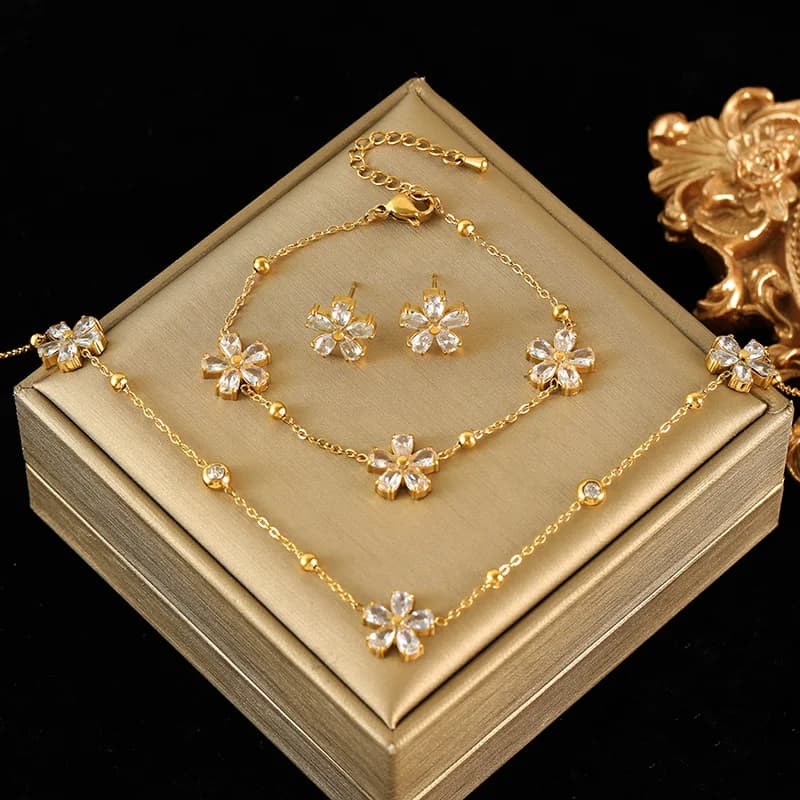 Schmuckset mit Blümchen und weißen Zirkonia