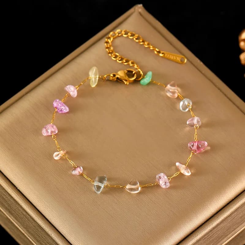 Armband aus Edelstahl mit dünnen farbigen Steinanhängern