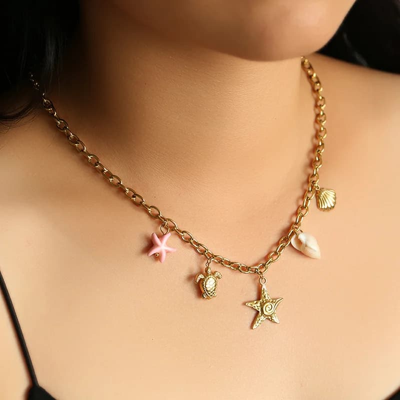 Goldene Anhänger-Kette mit Seestern und Schildkröte