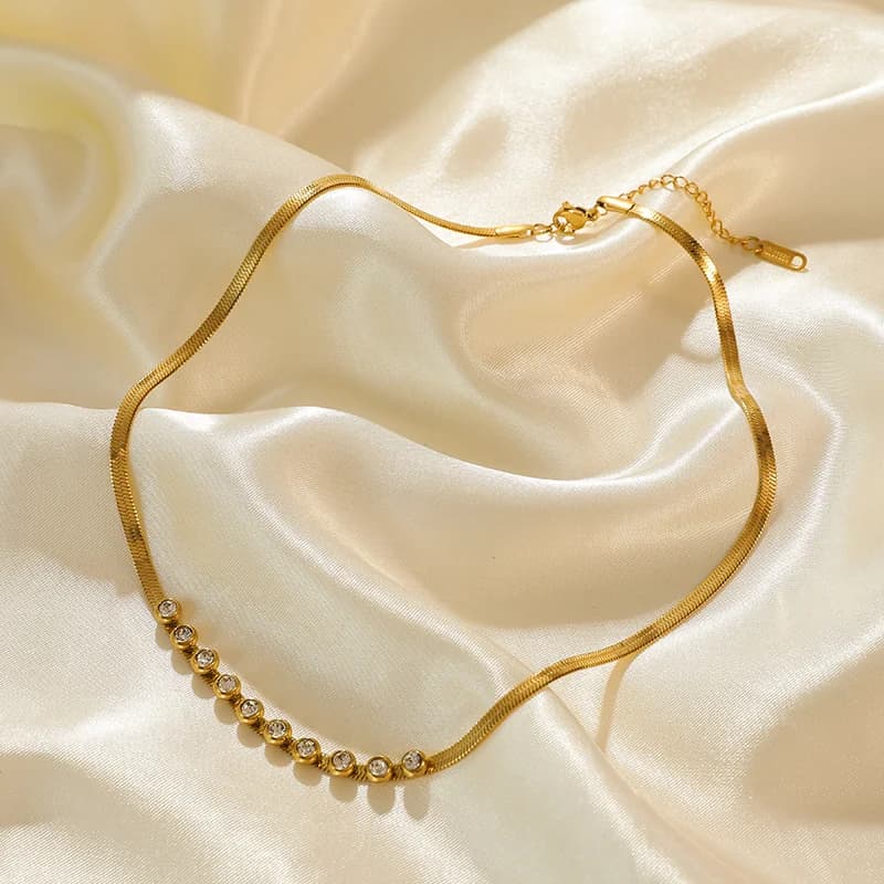 Goldfarbener Zirkonia-Ketten-Choker