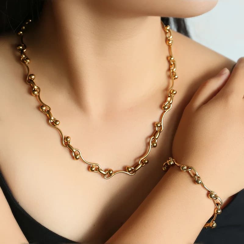 Handgemachtes Halsketten- und Armbandset mit runden Perlen