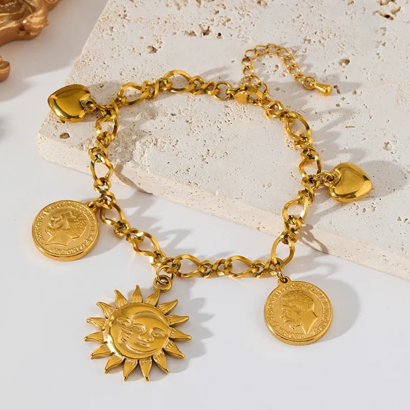 Goldfarbene Sonnenmünze Charm Armband