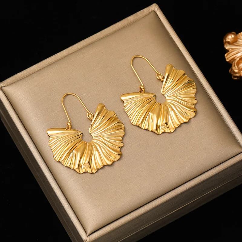 Goldene Ginkgo-Blumen-Hängeohrringe