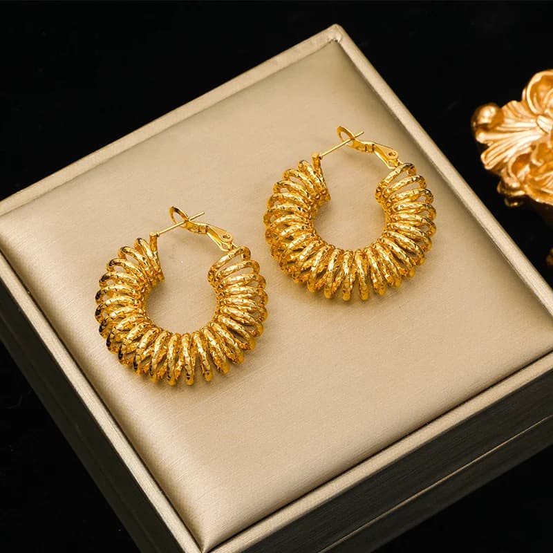 Kleine goldfarbene Ohrstecker