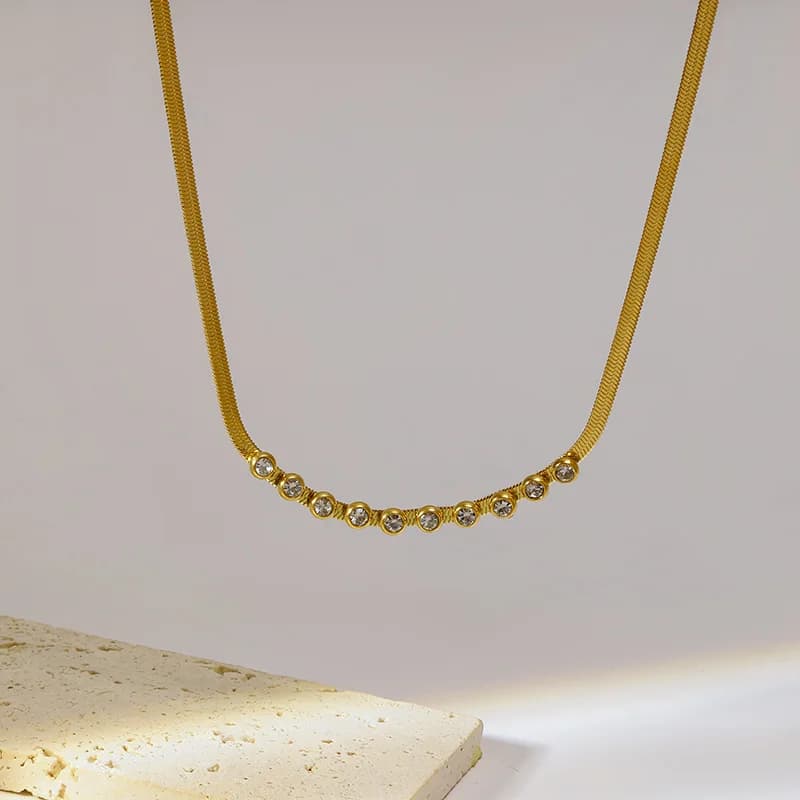 Goldfarbener Zirkonia-Ketten-Choker